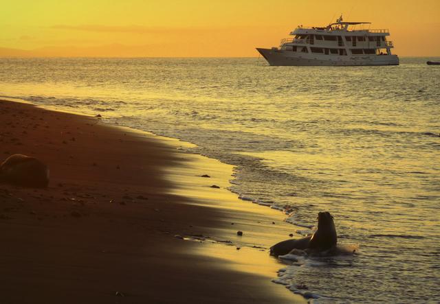 Ecuador_Galapagos_solnedgang_sjolejon_bat_siluett.jpg