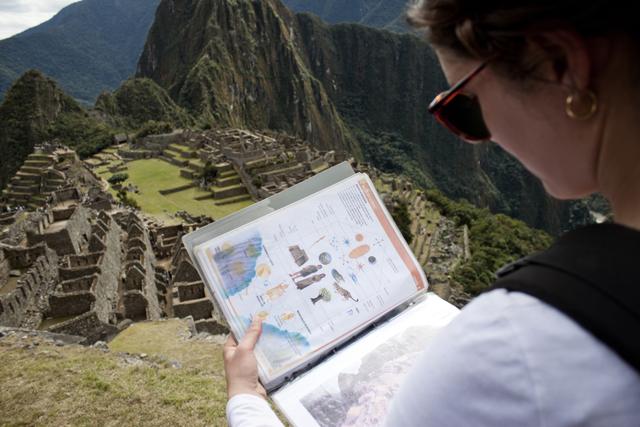 Peru_Machu_Picchu_kvinna_resenar_guidebok.jpg