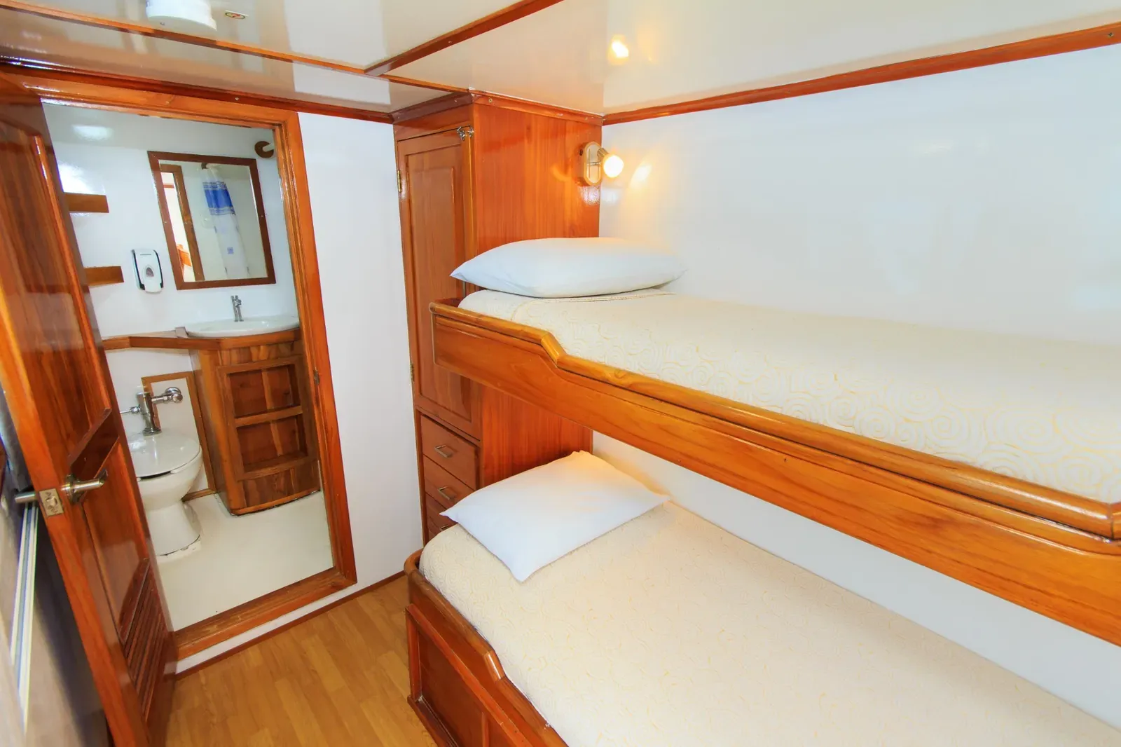 Våningssängskabin ombord på Eden i Galapagos med privat badrum.