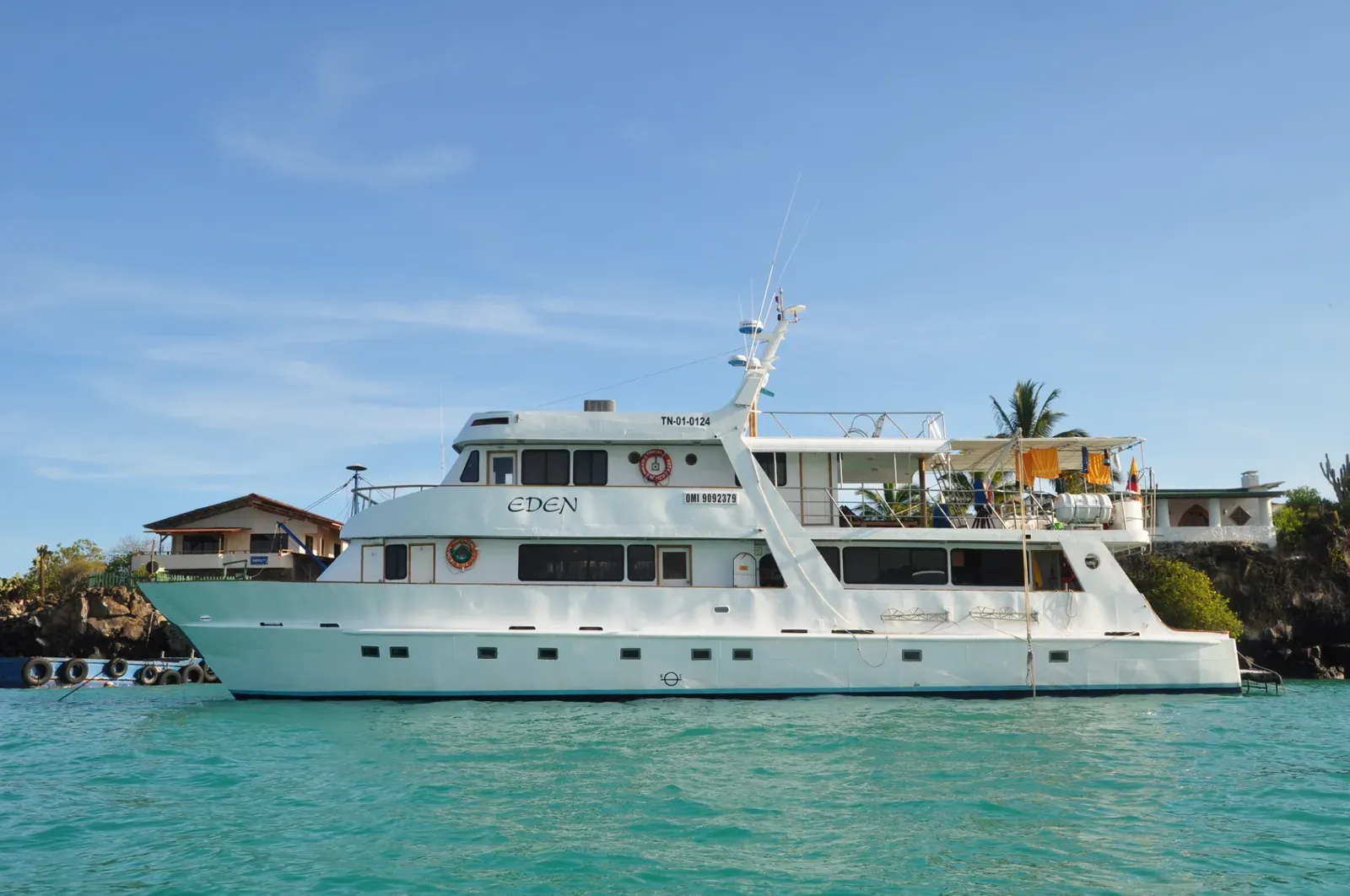 https://www.carpeadventures.se/uploads/eden_galapagos_yacht_exterior_side_view_dab13aebb1.webp