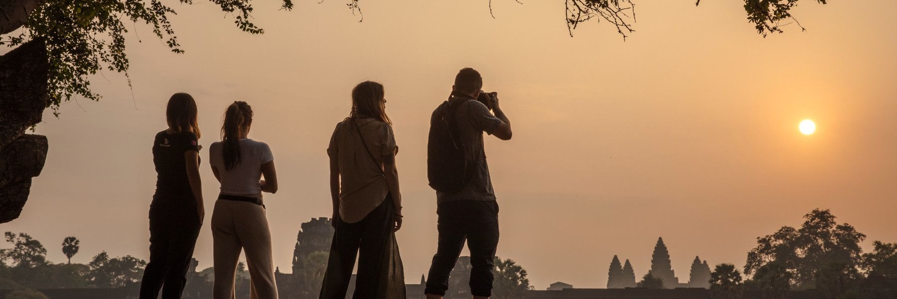 Resenärer vid Angkor wat i solnedgång Resa Cape Adventures