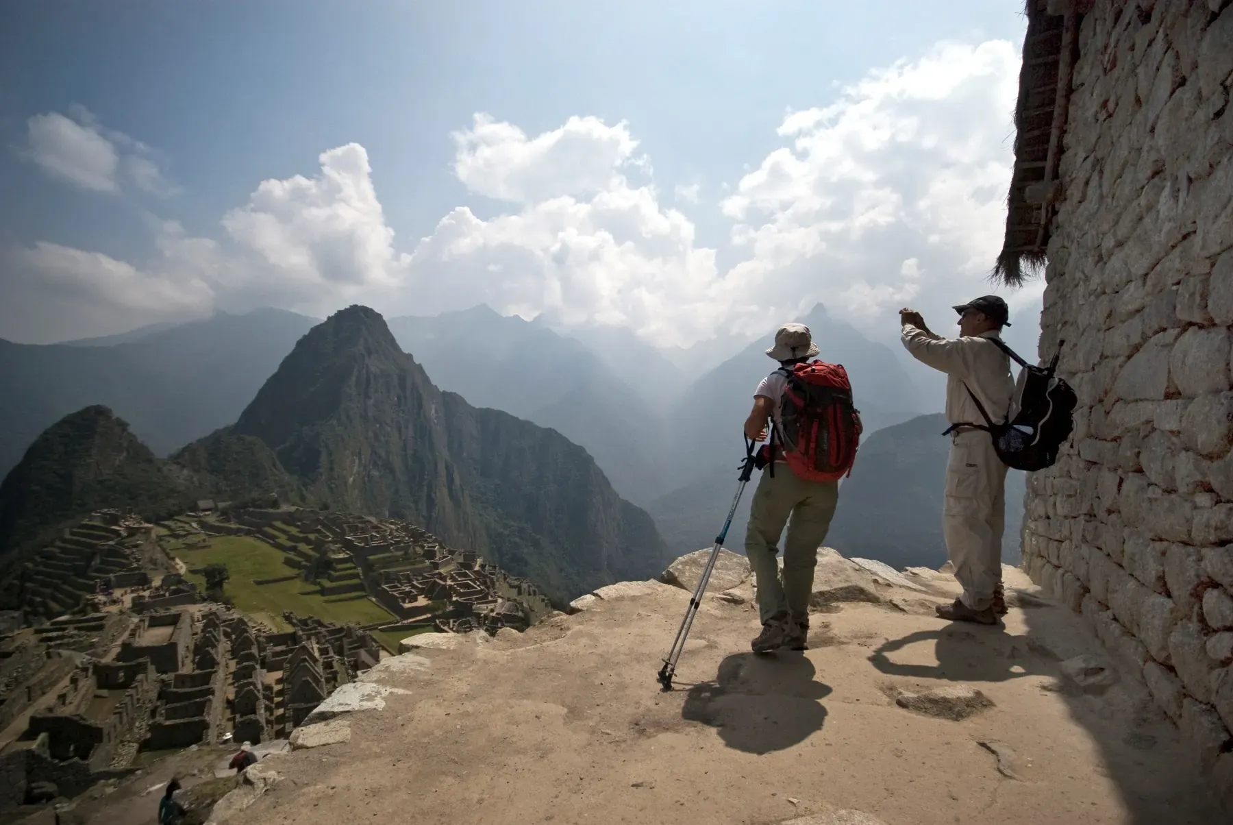 två män framför machu picchu