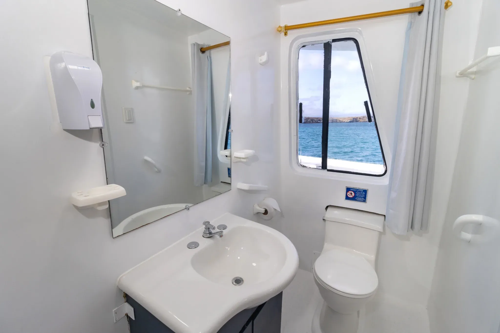 Privat badrum i kabin ombord på Yolita i Galapagos.
