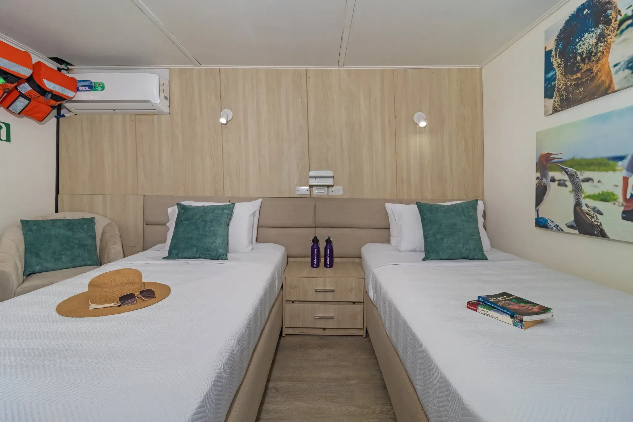 Twin-kabin med två separata sängar ombord på Yolita i Galapagos.